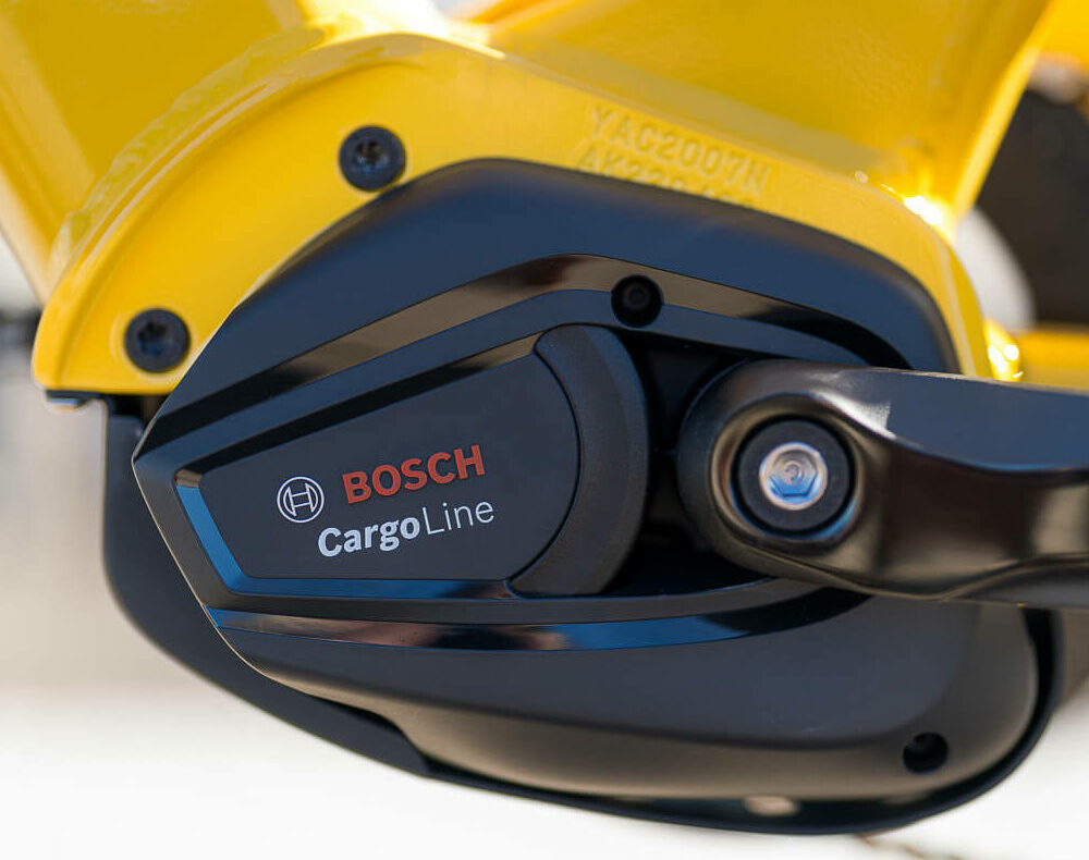 yuba_bikes_lifestyle_spicy_curry_helloyellow_closeup_bosch_cargoline-1