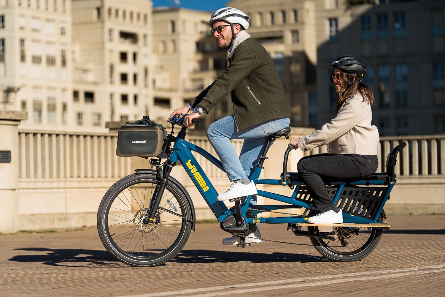 yuba_bikes_lifestyle_spicy_curry_trueblue_sideboards_crest_backrest_softspot_baserack_grabngo_couple4-1