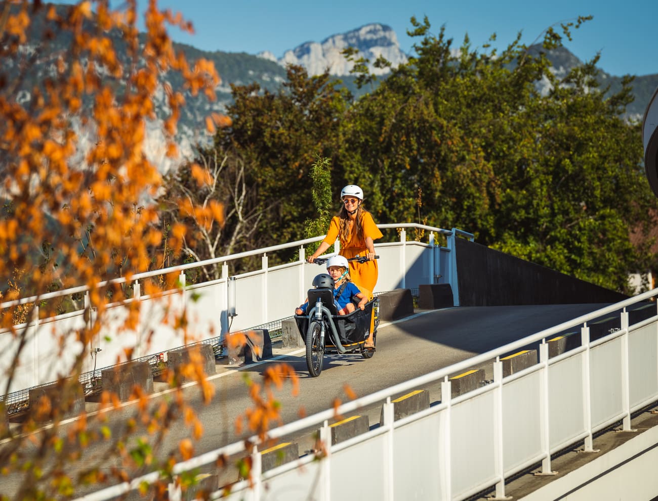 yuba_bikes_supercargo_grey_lifestyle_seat_kit_2be3_family-1-2