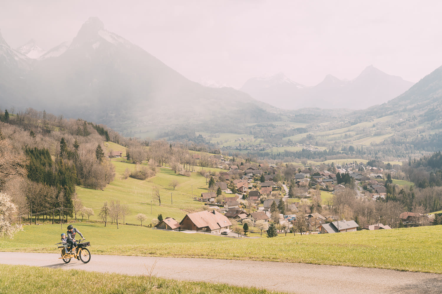 yuba_bikes_electric_mundo_yellow_monkeybars_softspot_go-getter_breadbasket_children_dad-8